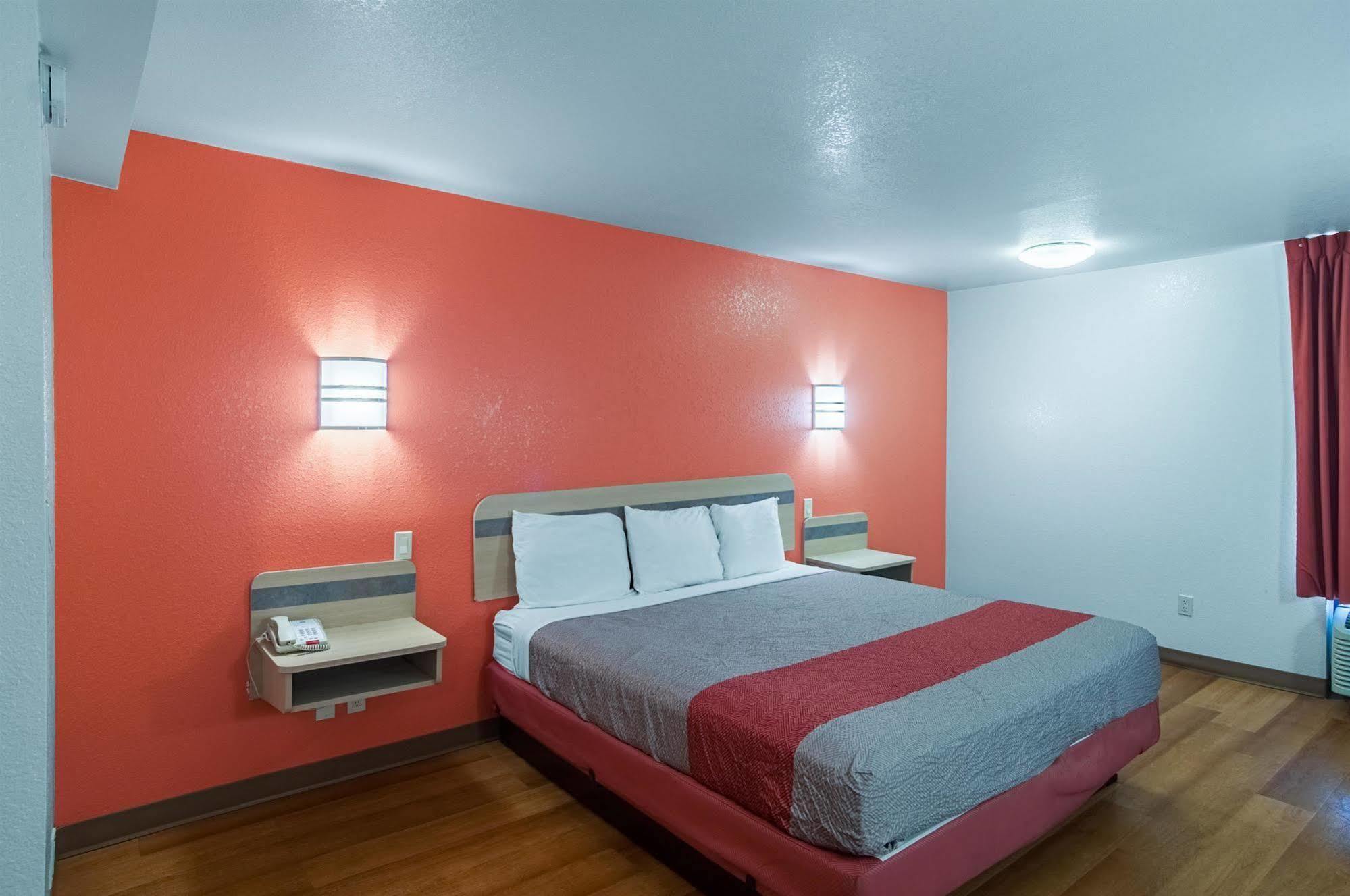 Hotel 6-oklahoma City, Ok - South 2*