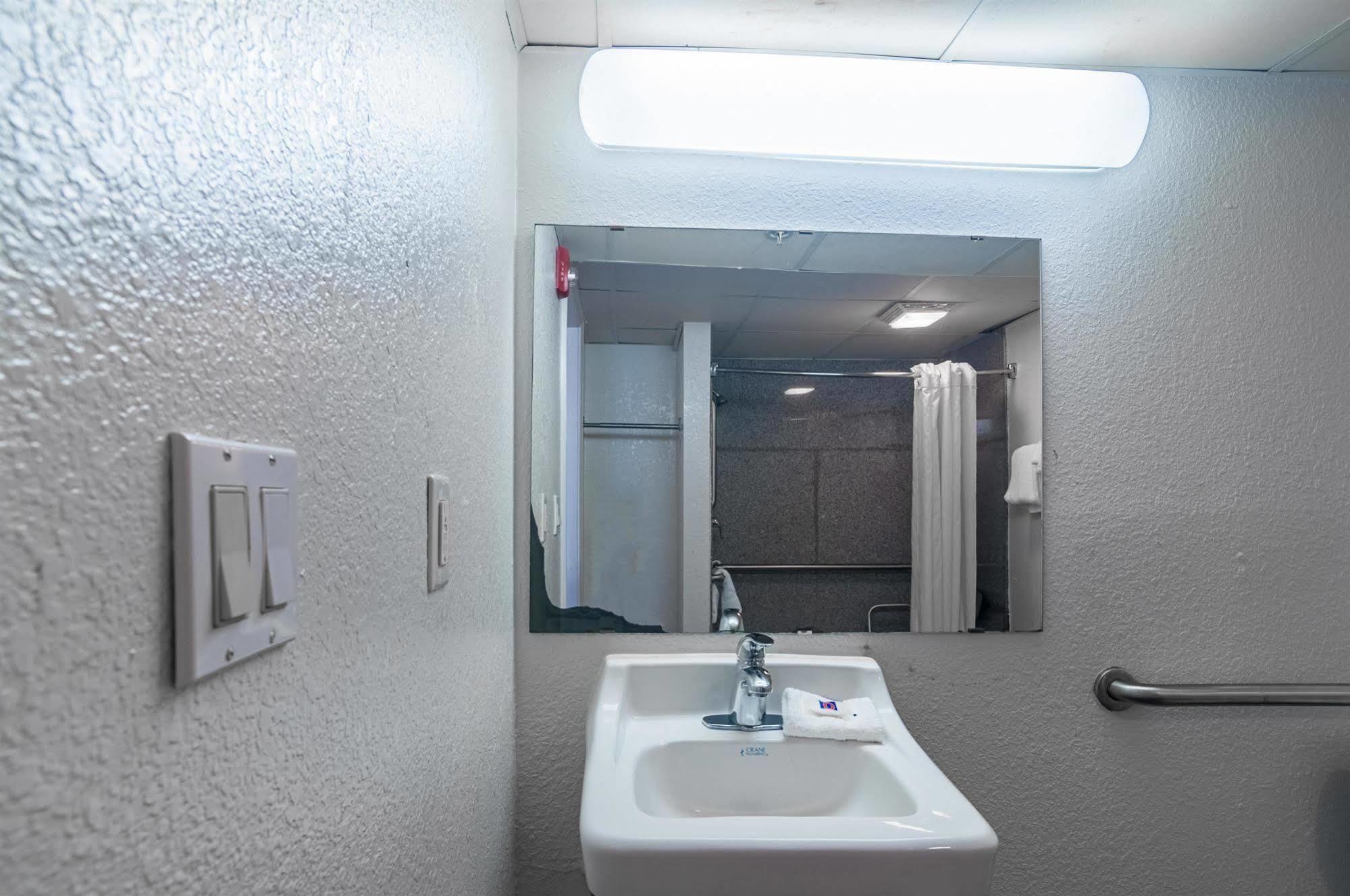 Hotel 6-oklahoma City, Ok - South 2*